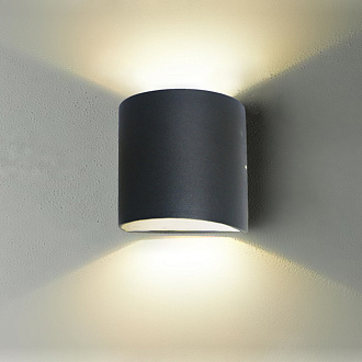Уличный светильник Favourite Brevis 2683-2W, D80*W120*H120, каркас черного цвета, акриловый рассеиватель белого цвета, два источника света