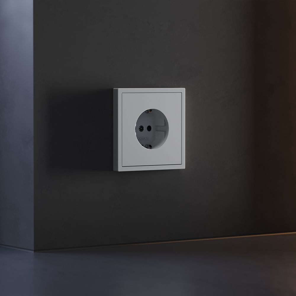 Накладка для розетки с заземлением и защитными шторками, S70, серый Voltum VLS000716