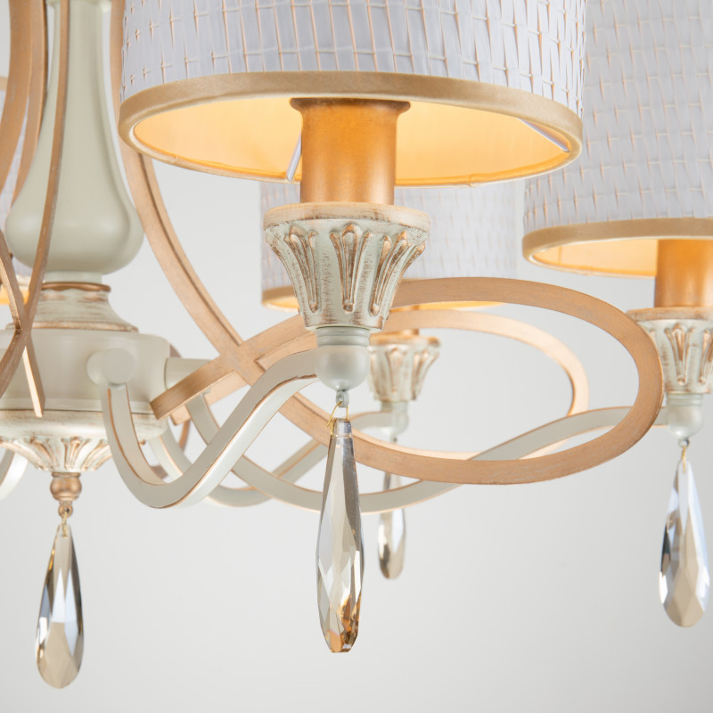 Подвесная люстра Favourite Charlotte 2695-7P, D840*H450/1450, каркас белого цвета с патиной цвета перламутровое золото, абажуры из белой ткани с золотой тесьмой, декоративные элементы из прозрачного хрусталя