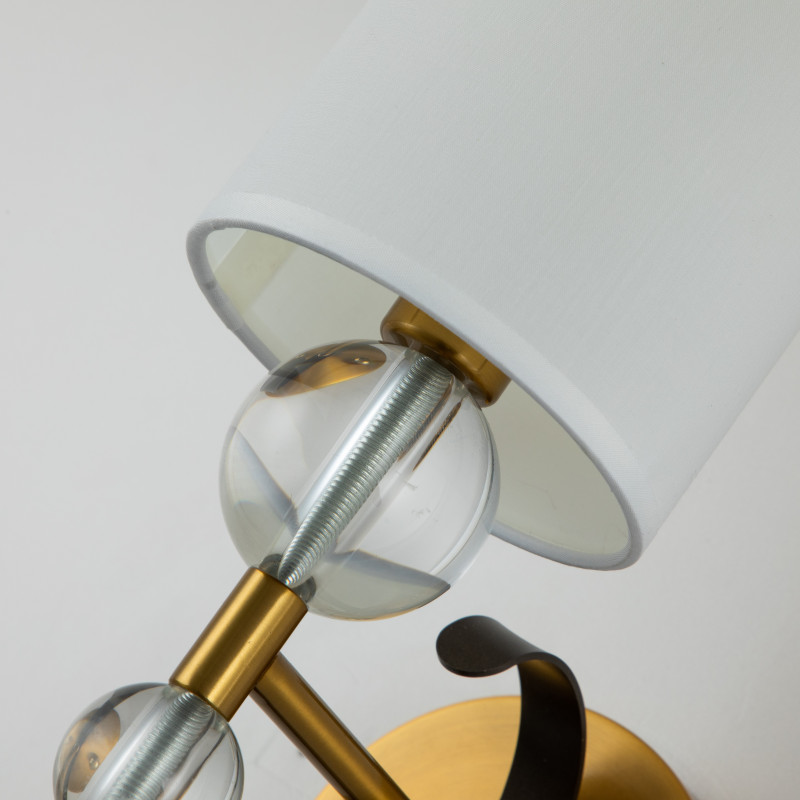 Бра Favourite Opera 2994-1W, D230*W120*H360, латуни, декоративные металлические ленты темно-коричневого цвета, декоративные стеклянные шары на рожках, плафоны из ткани белого цвета