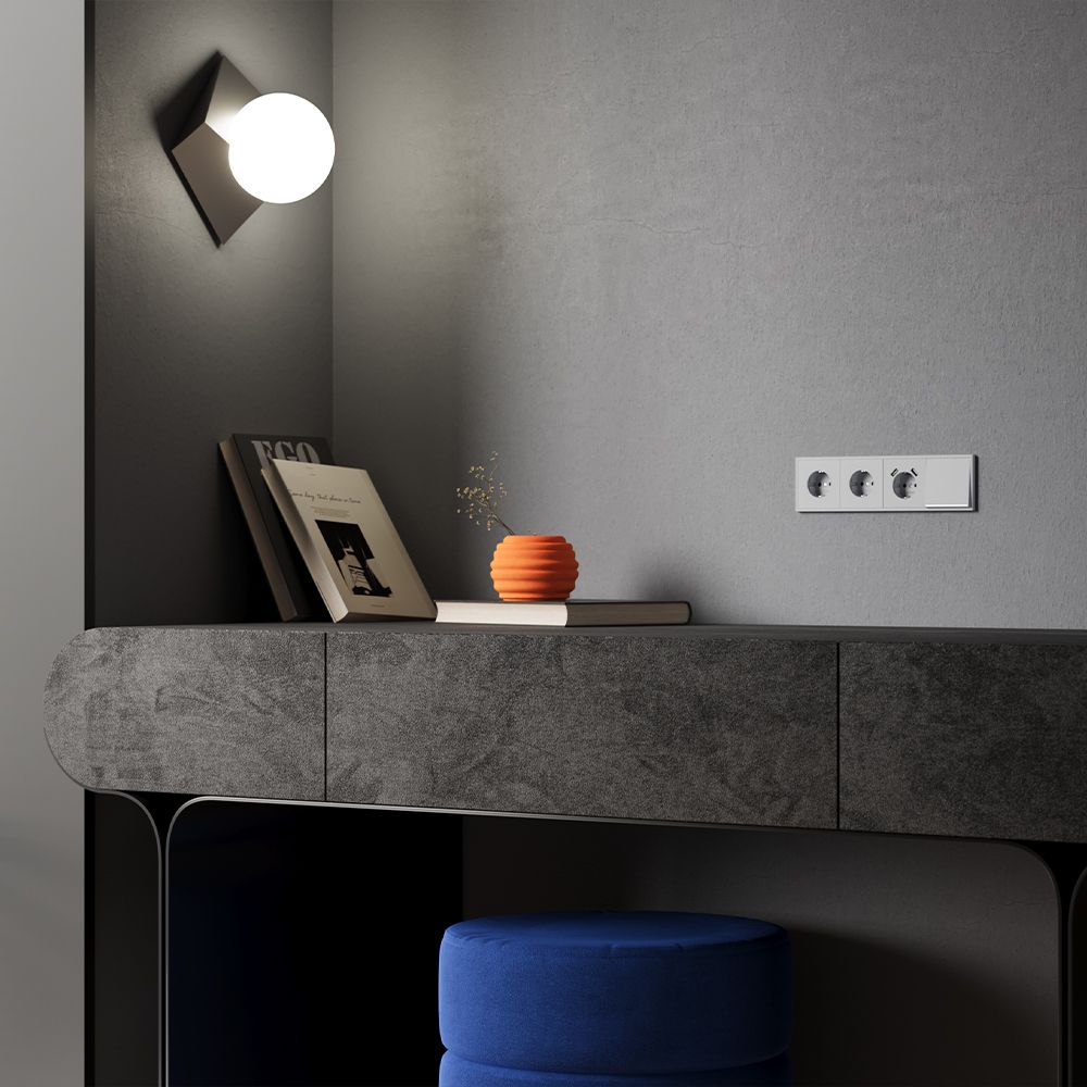 Накладка для розетки с заземлением и защитными шторками, S70, серый Voltum VLS000716