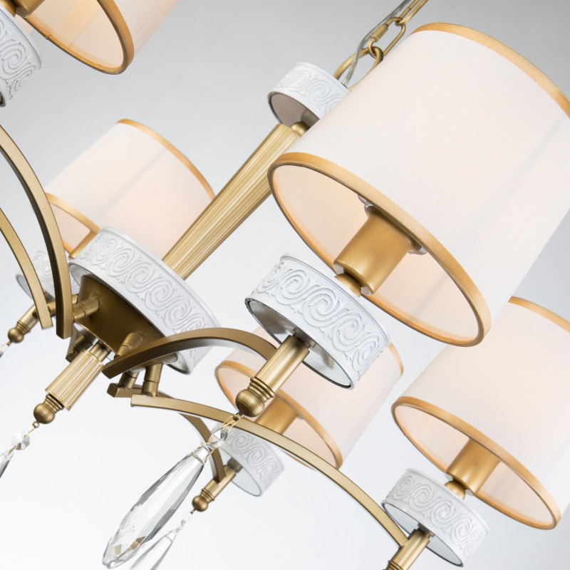 Подвесная люстра Favourite Mirra 2706-6P, D730*H550/1550, каркас светло-золотого и перламутрово-белого цвета, абажуры из белой ткани с золотой тесьмой, декоративные элементы выполнены из прозрачного хрусталя