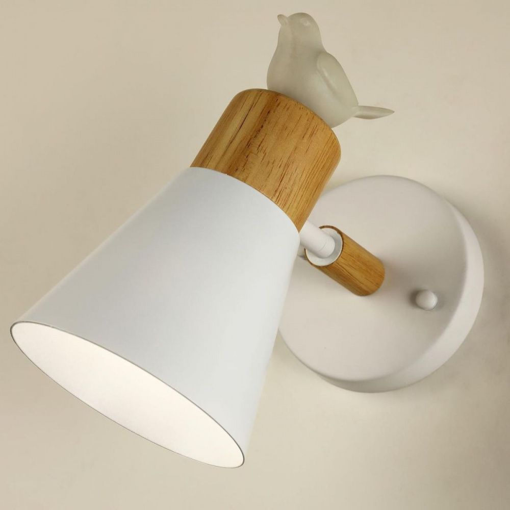 Бра F-Promo Uccello 2939-1W, D215*W120*H205, каркас матового белого цвета, декоративные вставки из светлого дерева, декоративный элемент в виде белой акриловой птицы