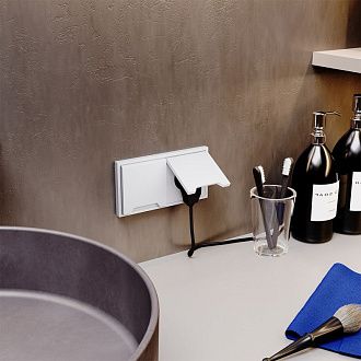 Розетка встраиваемая Voltum S70 с заземлением, защитными шторками и крышкой 16А, белый матовый пластик Soft touch VLS040302