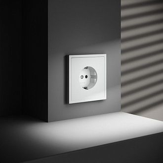 Розетка встраиваемая Voltum S70 с заземлением и защитными шторками, 16А, белый матовый пластик Soft touch VLS040202