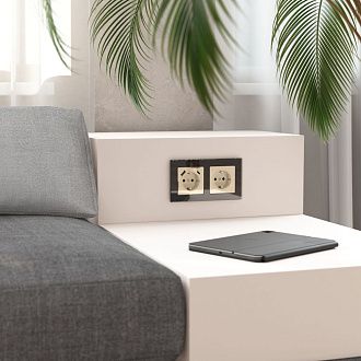 W1171143 Розетка с заземлением и шторками, айвори акрил Werkel, 4690389197093