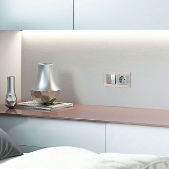 W1271106 Розетка с заземлением и шторками, hammer серебряный Werkel, 4690389162824