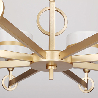 Подвесная люстра Favourite Mateo 2634-6P, D800*H265/1315, каркас золотого цвета, абажуры из белой ткани с золотистыми лентами, люстру можно монтировать как плафонами вверх, так и плафонами вниз