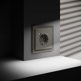 Розетка встраиваемая Voltum S70 с заземлением и защитными шторками, 16А, с USB, A+С, шелк пластик Soft touch VLS040504