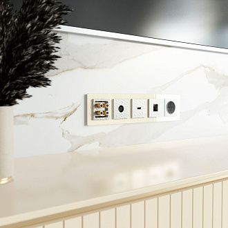 W1271106 Розетка с заземлением и шторками, hammer серебряный Werkel, 4690389162824