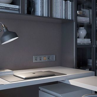 W1271106 Розетка с заземлением и шторками, hammer серебряный Werkel, 4690389162824