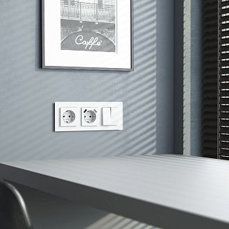 W0031105/ Рамка на 3 поста Favorit (белый матовый,стекло) Werkel 4690389159763