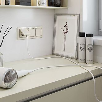 Розетка влагозащ. с зазем. с защит. крышкой и шторками (слоновая кость) W1171203 Werkel 4690389155765