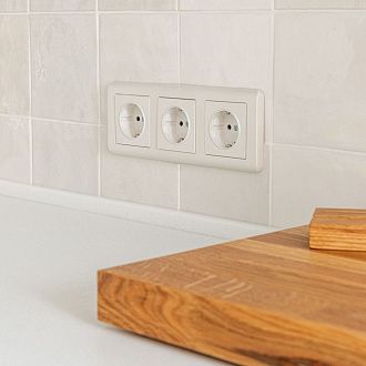 W1171113 Розетка с заземлением и шторками, перламутровый рифленый Werkel, 4690389161032