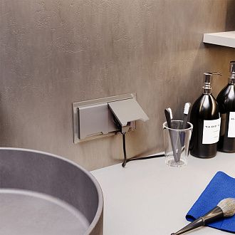 Розетка встраиваемая Voltum S70 с заземлением, защитными шторками и крышкой 16А, шелк пластик Soft touch VLS040304