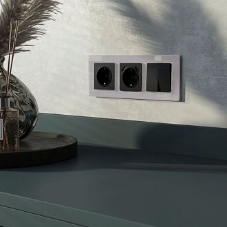 W0031115/ Рамка на 3 поста Favorit (серый,стекло) Werkel 4690389159824