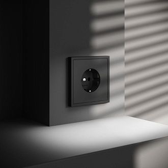 Розетка встраиваемая Voltum S70 с заземлением 16А, черный матовый пластик Soft touch VLS040108