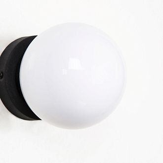 Уличный светильник Favourite Ballito 4069-1W, D120*H145, каркас черного цвета, плафон из белого акрила, IP44