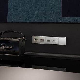 Розетка встраиваемая Voltum S70 с заземлением и защитными шторками, 16А, шелк пластик Soft touch VLS040204