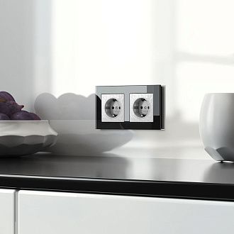 W1271101 Розетка с заземлением и шторками, hammer белый Werkel, 4690389162817