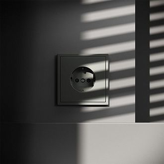 Розетка встраиваемая Voltum S70 с заземлением и защитными шторками, 16А, титан пластик Soft touch VLS040206