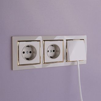 W0031932 Рамка на 3 поста Snabb, слоновая костьзолото Werkel, 4690389160851