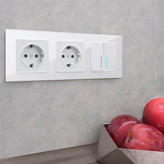 W0031101/ Рамка на 3 поста Favorit (белый,стекло) Werkel 4690389159749