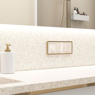 W1171243 Розетка влагозащ. с зазем. с защит. крышкой и шторками, айвори акрил Werkel, 4690389197109