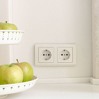 W1171113 Розетка с заземлением и шторками, перламутровый рифленый Werkel, 4690389161032