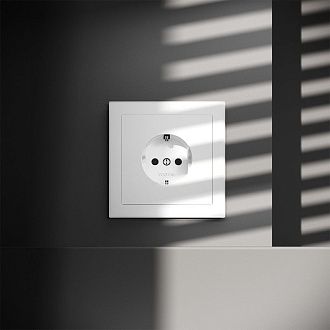 Розетка встраиваемая Voltum S70 с заземлением и защитными шторками, 16А, белый матовый пластик Soft touch VLS040202