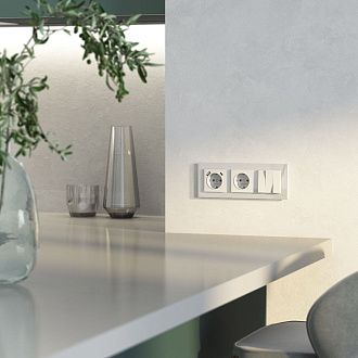 W0031101/ Рамка на 3 поста Favorit (белый,стекло) Werkel 4690389159749