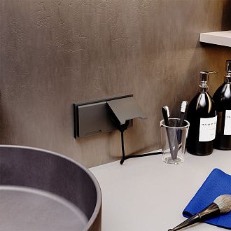 Розетка встраиваемая Voltum S70 с заземлением, защитными шторками и крышкой 16А, титан пластик Soft touch VLS040306