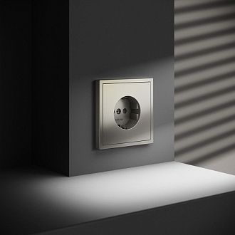 Розетка встраиваемая Voltum S70 с заземлением и защитными шторками, 16А, шелк пластик Soft touch VLS040204