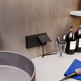 Розетка встраиваемая Voltum S70 с заземлением, защитными шторками и крышкой 16А, черный матовый пластик Soft touch VLS040308